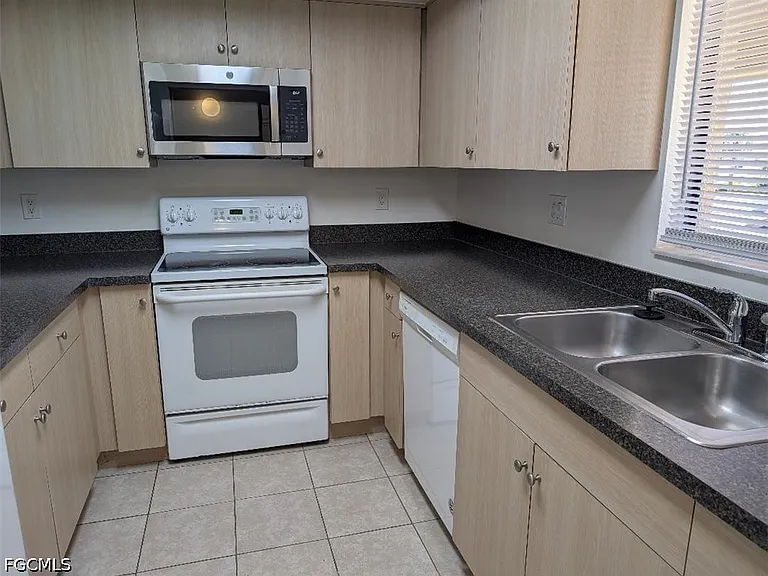 1318 SE 40th Ter #4 — Photo 4