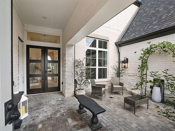 3rd image of 2514 Heritage Park Dr