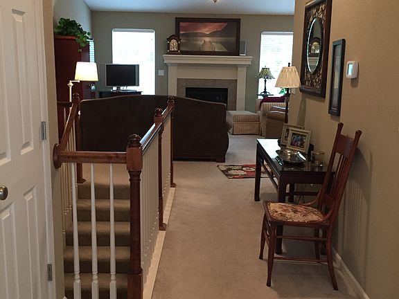 Entryway w/tile floor