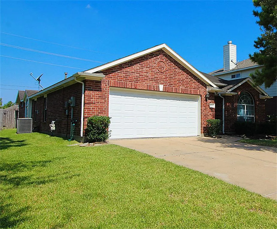 4 bed, 2.0 bath, 2017 sqft, $2,395 — Photo 2