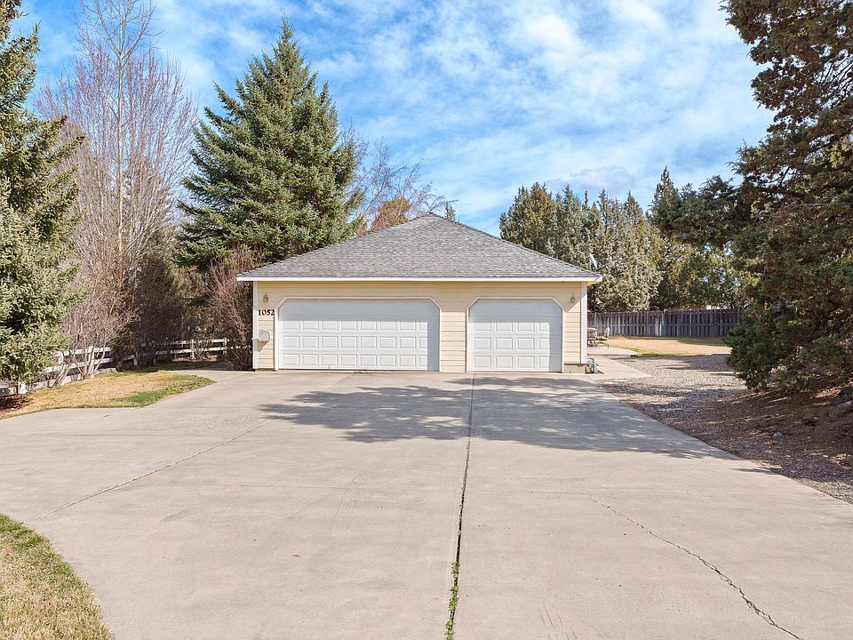 1st image of 1052 NE Francis Ct