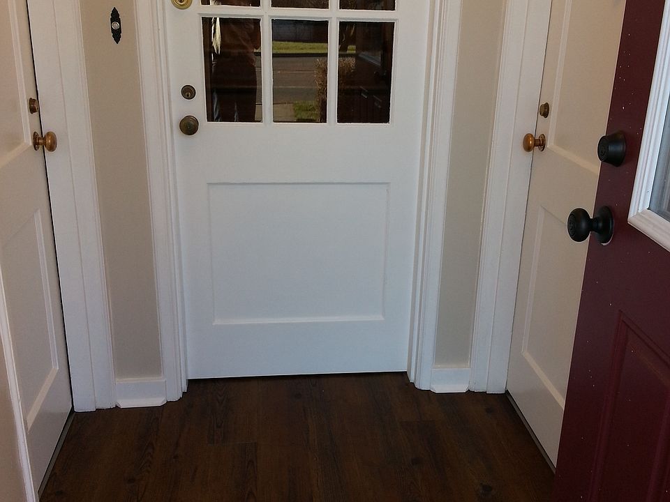 Entrance to apartment off the front door. The double entrance gives a nice feeling of security.