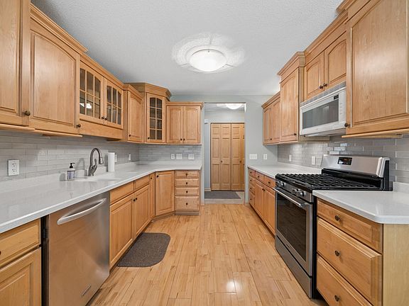 3rd image of 2439 Walnut Ave