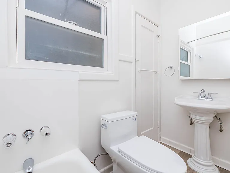 226 Athol — Photo 17