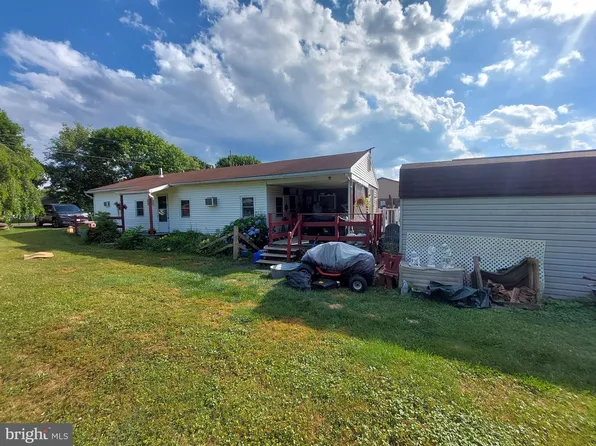 16 E Park St, Newmanstown, PA 17073