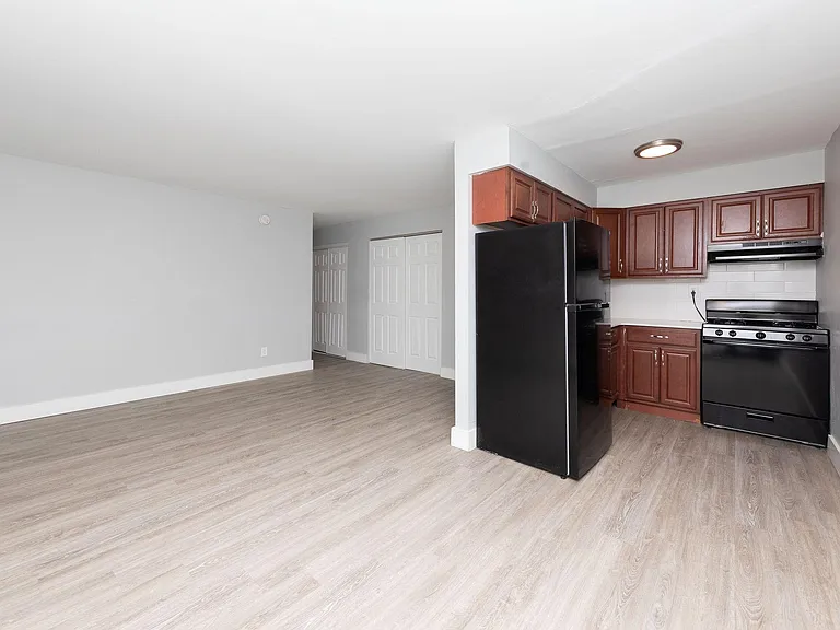 Wayne Court Apartments — Photo 21