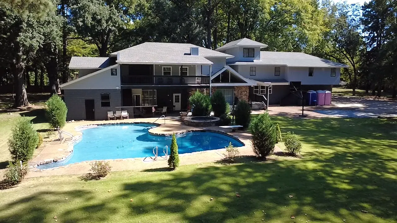 12 bed, 7500 sqft, $19,500 — Photo 1