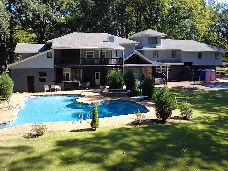 1801 Robin Hood Ln