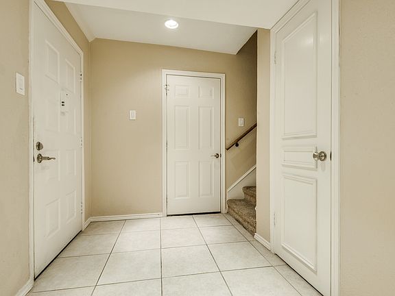 Entryway credit: Shoot2Sell