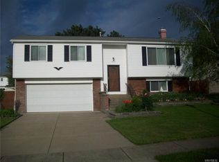 4623 Roundtree Rd, Hamburg, NY 14075