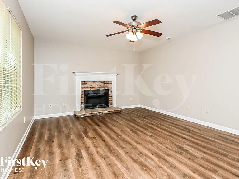 380 Pine Tree Dr — Photo 2