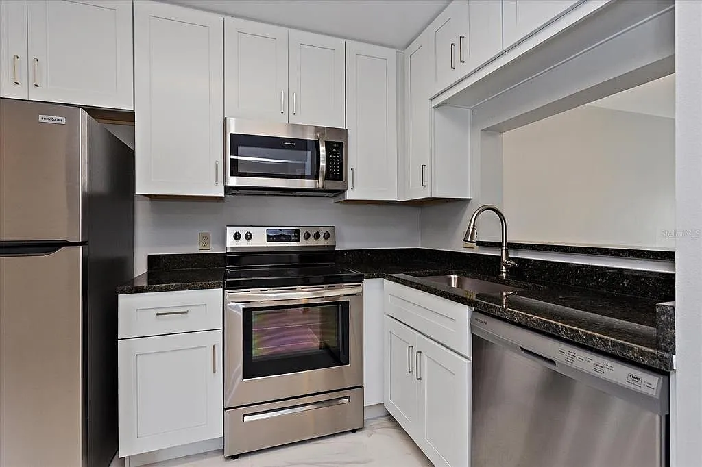 Building Photo - 2232 Stonington Ave #2232
