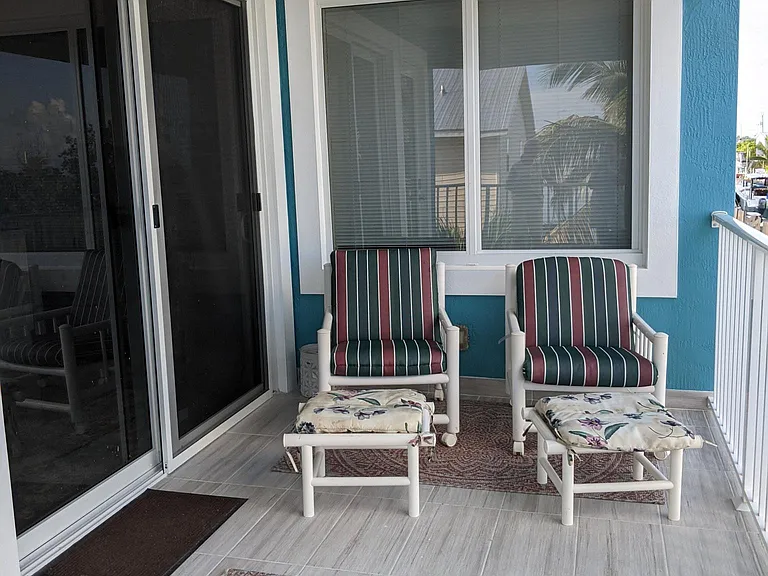 Let's hang out by the balcony.
