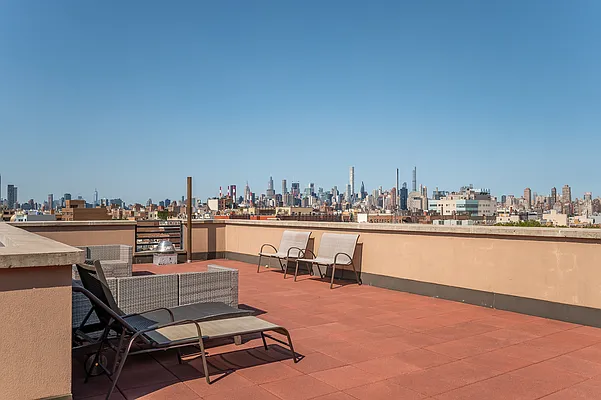 Sold by Modern Spaces | media 9