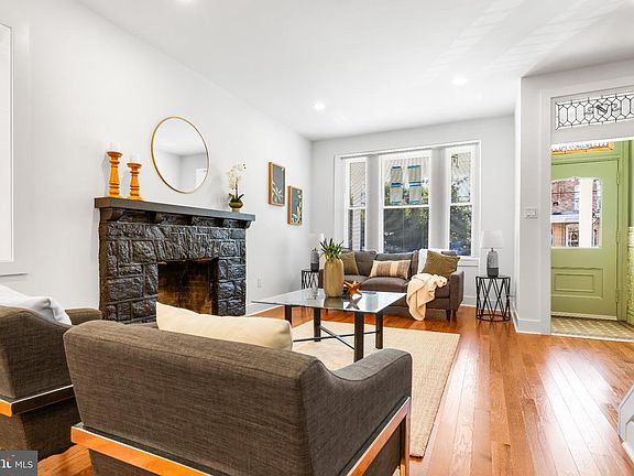 4th image of 334 Roxborough Ave