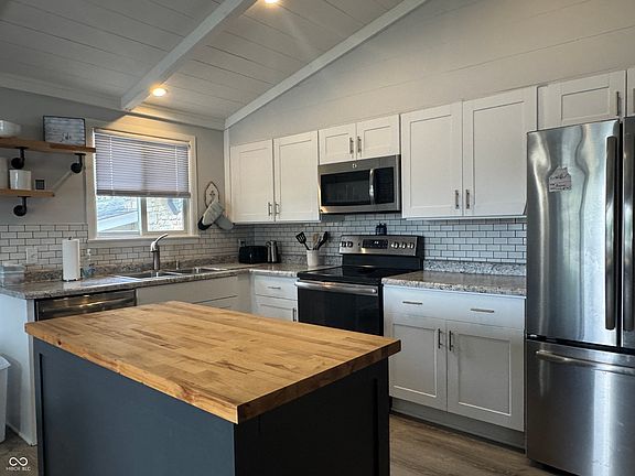 4th image of 1379 NE Santee Dr