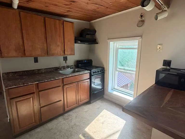 2142 5th Ave — Photo 3