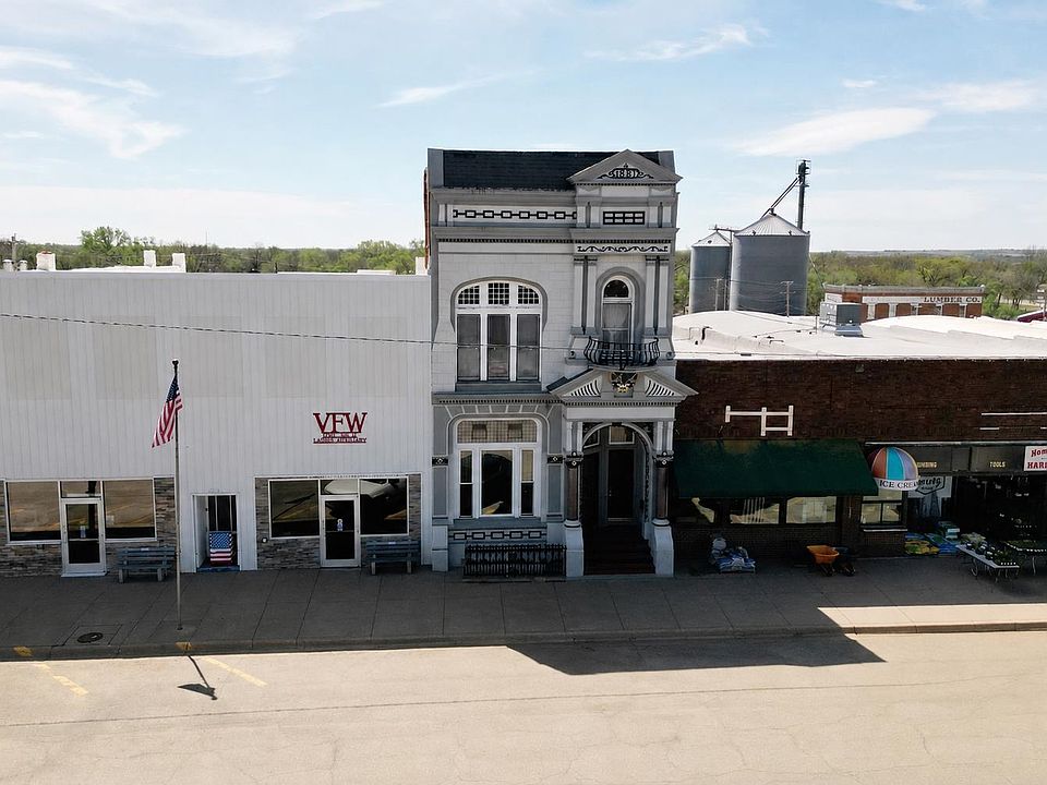 1st image of 313 W 2nd St