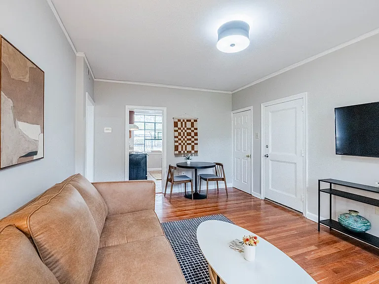 Cameron Court Apartments — Photo 107