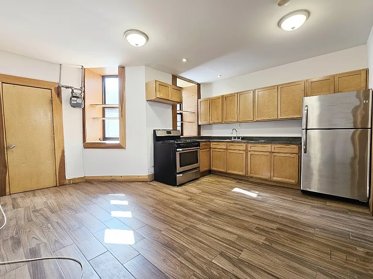 144 Lexington Ave #B — Photo 2