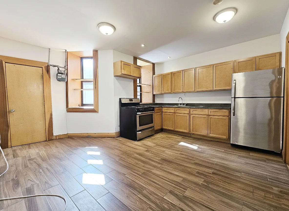 Building Photo - 144 Lexington Ave #B