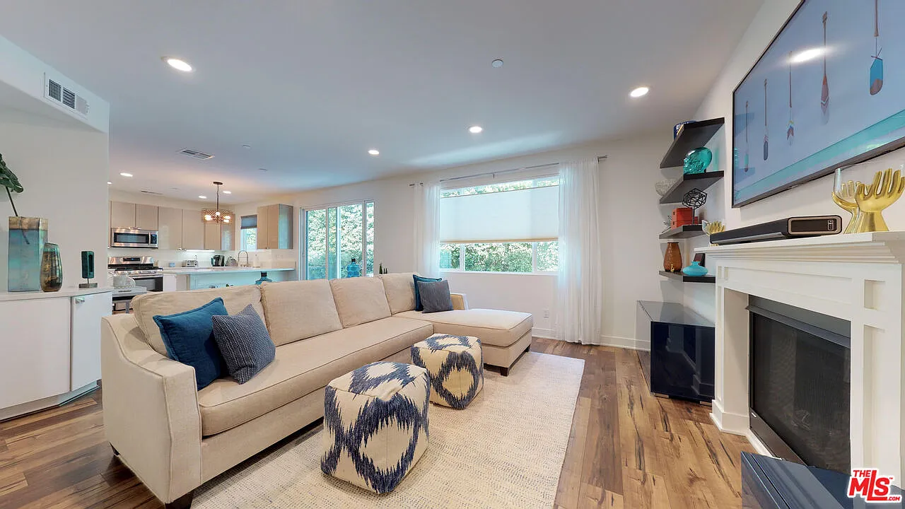 5 bed, 4.0 bath, 2698 sqft, $5,600 — Photo 3