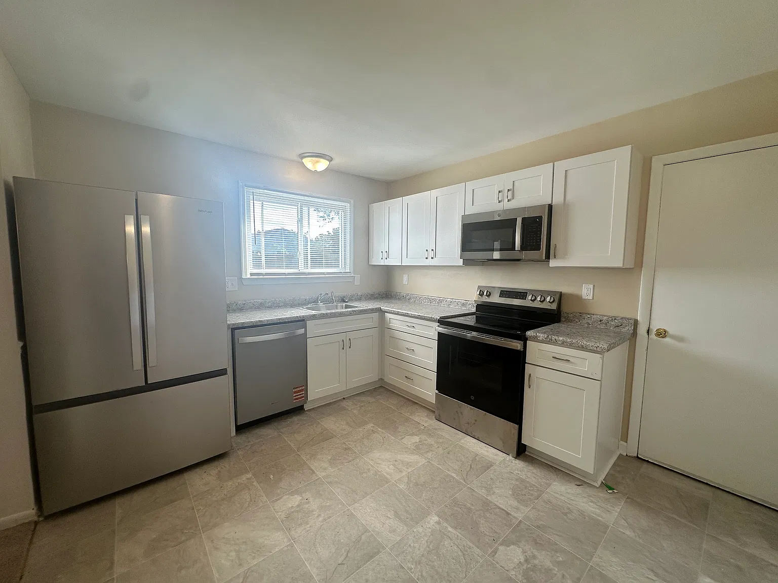 3 bed, 1325 sqft, $2,395 — Photo 2