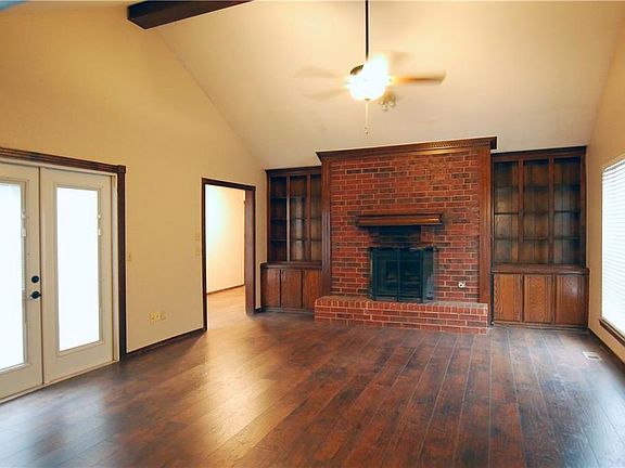 3rd image of 2712 Redwood Ln