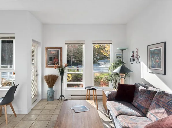 3915 Carey Rd #201, Saanich, BC V8Z 4E3