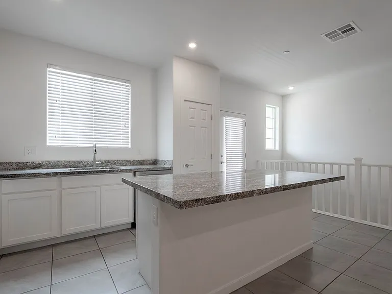 902 Bronzite St — Photo 15