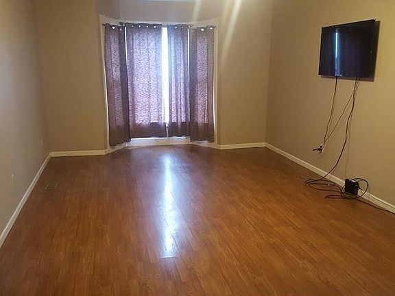4th image of 216 Poplar St