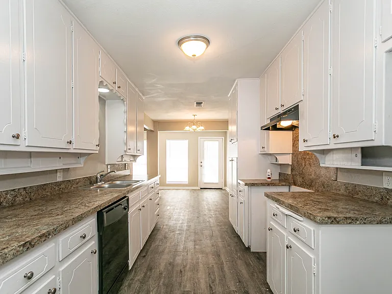 812 Stratford Dr — Photo 6