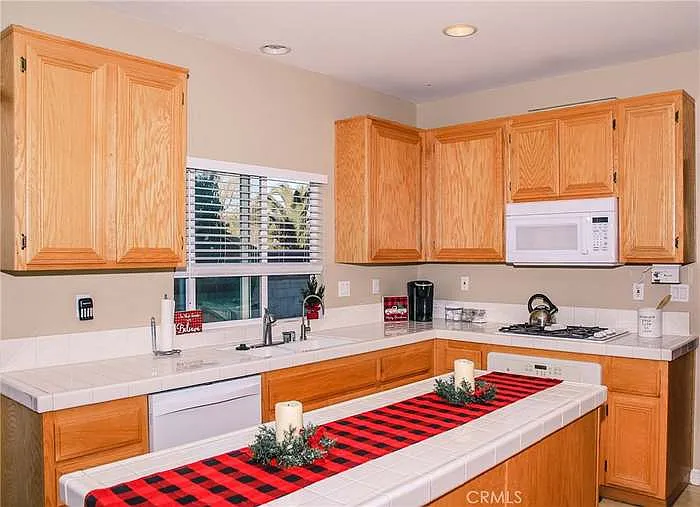 1 bed, 3200 sqft, $750 — Photo 2