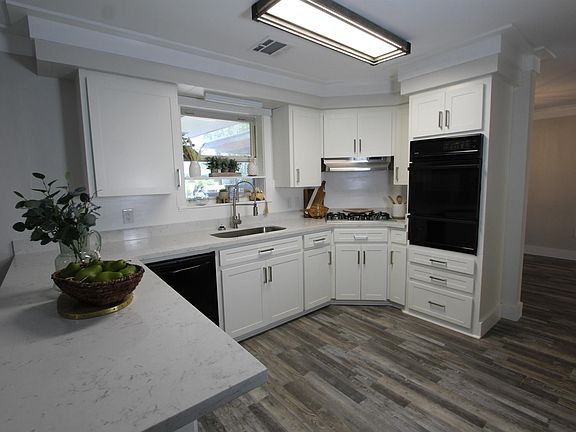 5th image of 215 Broadmoor Ave