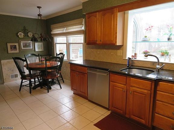 4th image of 15 Aldersgate Cir