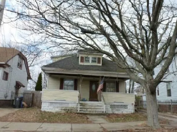 31 Washington Ave, Cranston, RI 02920