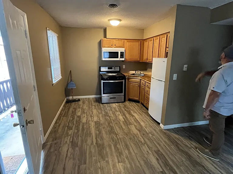 711 W Church St #9 — Photo 8
