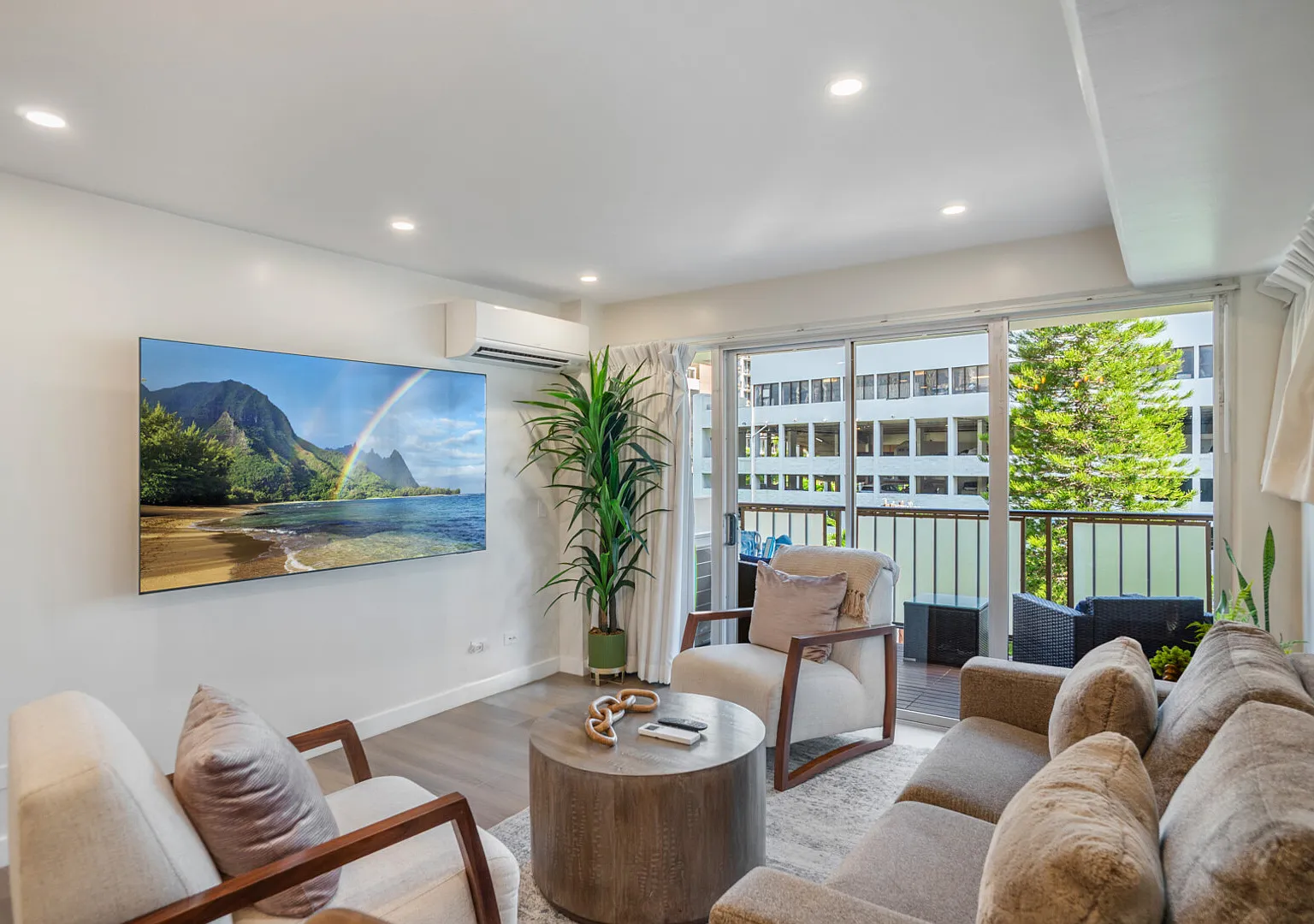 Walking Distance to Beach! 3Bed 2Bath AC, Parking — Photo 1