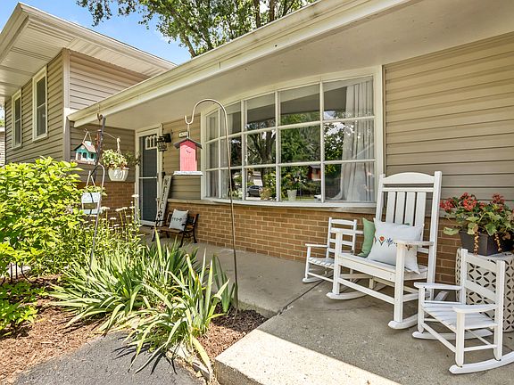 2nd image of 3S221 Sequoia Dr