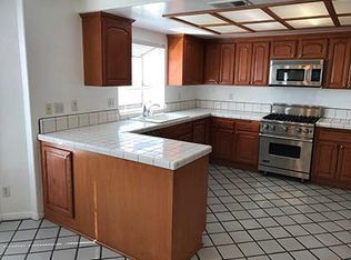 2328 Cerritos Ave, Signal Hill, CA 90755