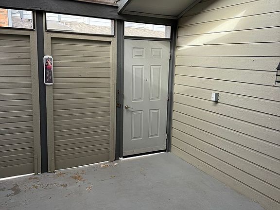 4th image of 604 Bellaire Dr APT C