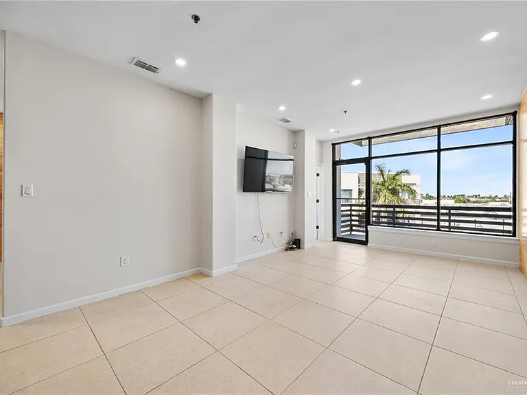 813 Travis St #408 — Photo 5