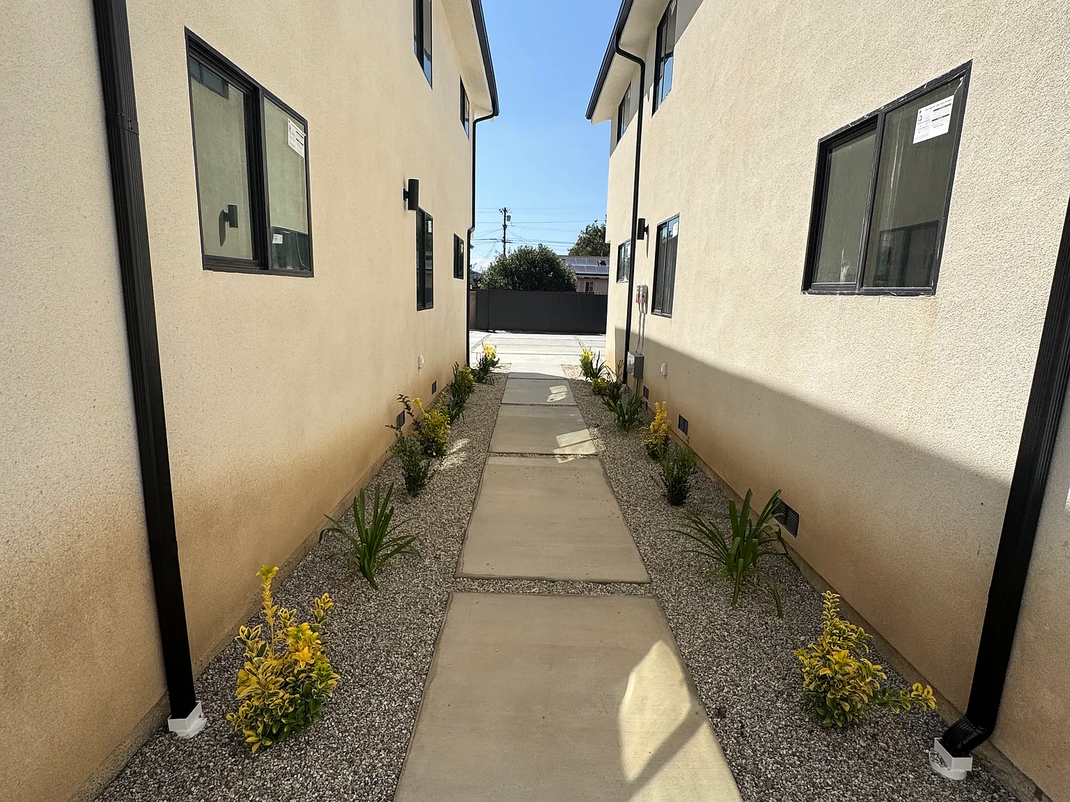 1037 N Marine Ave — Photo 2