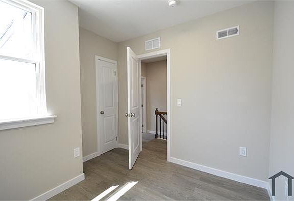5th image of 518 Greenwich St