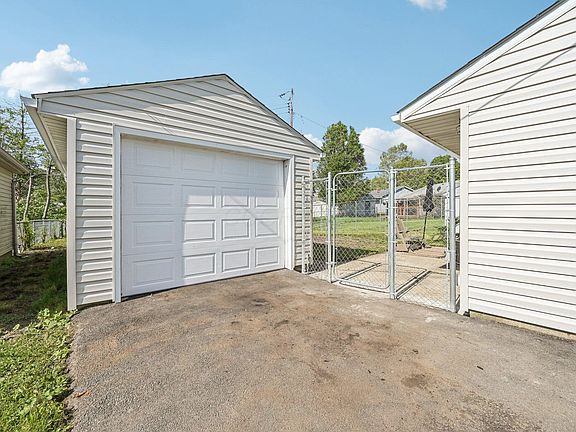 2nd image of 10 Westmoor Dr