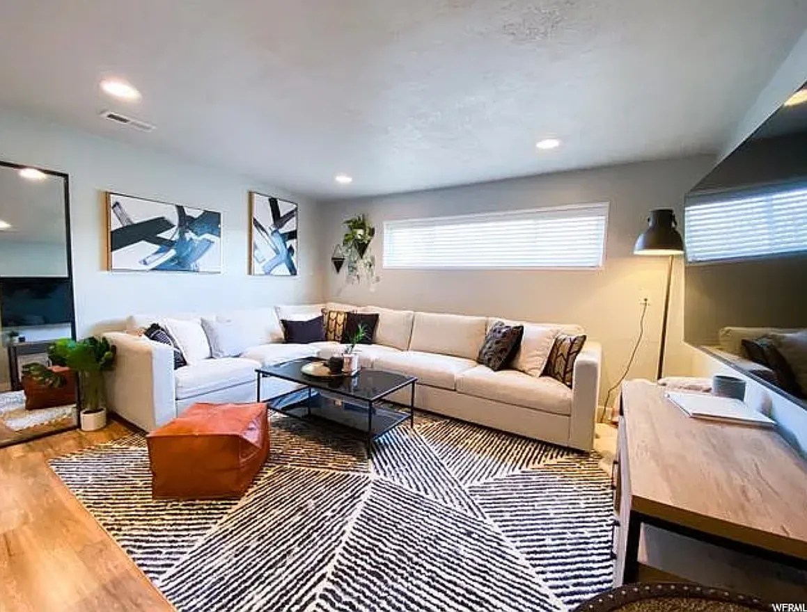 2 bed, 950 sqft, $1,700 — Photo 2