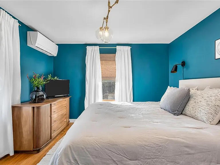 1 Collins Ter — Photo 21