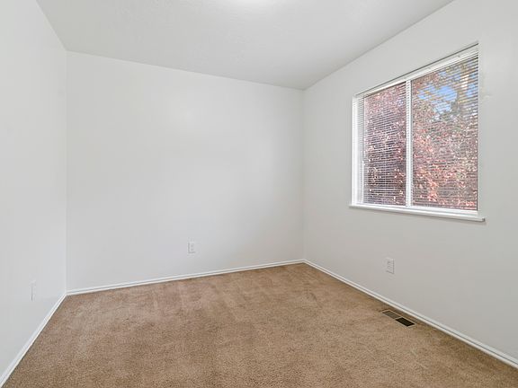 3rd image of 811 E Meadow Pine Ct