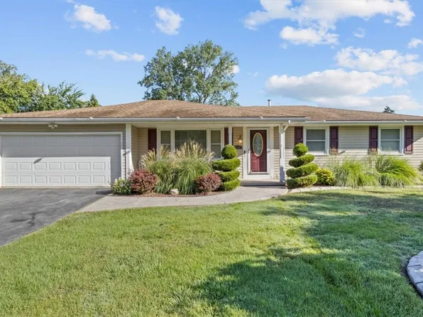 266 Judy Ann Dr, Rochester, NY 14616