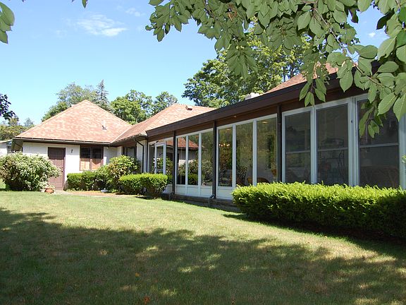 2nd image of 409 Narragansett Bay Ave